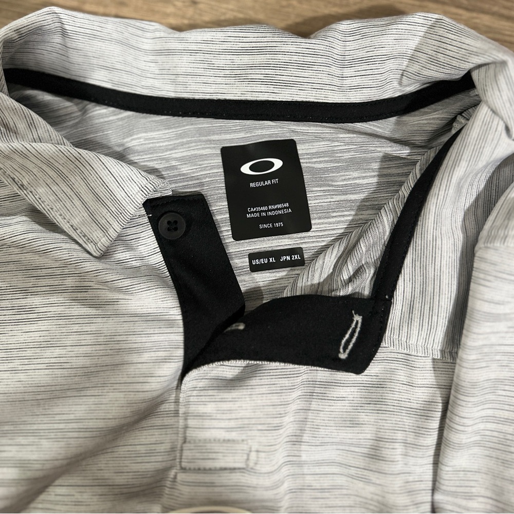 Oakley Men's Gray and Black Polo Shirt